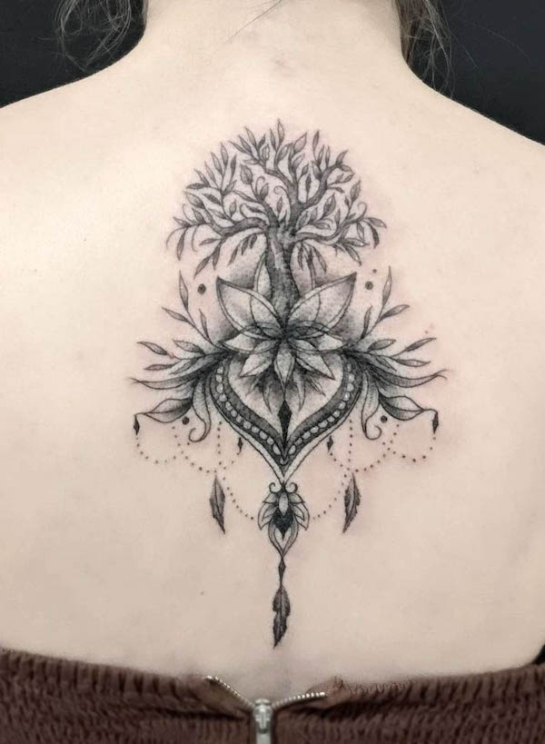 Tatuaggio con loto ornamentale sulla schiena di @kateyfahytattoos
