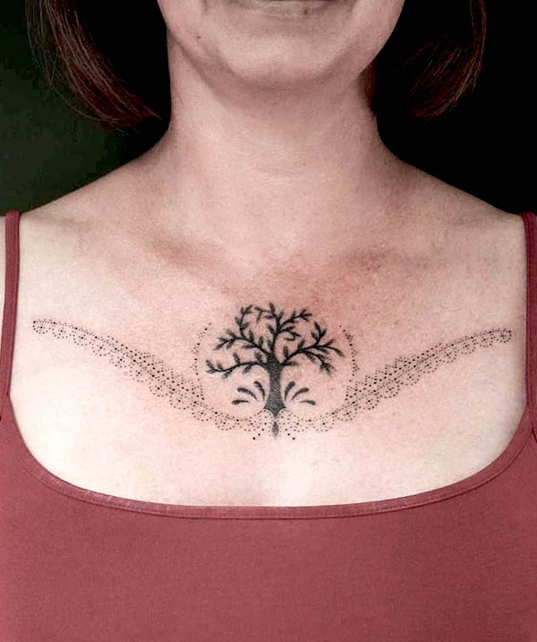 Tatuaggio ornamentale dell'albero della vita sul petto da @mister.mostyn
