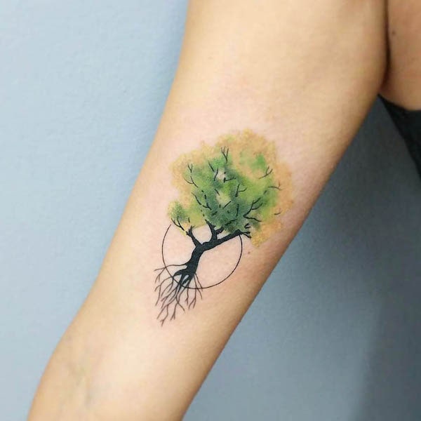 Tatuaggio semplice dell'albero della vita sul bicipite da @hc.drew