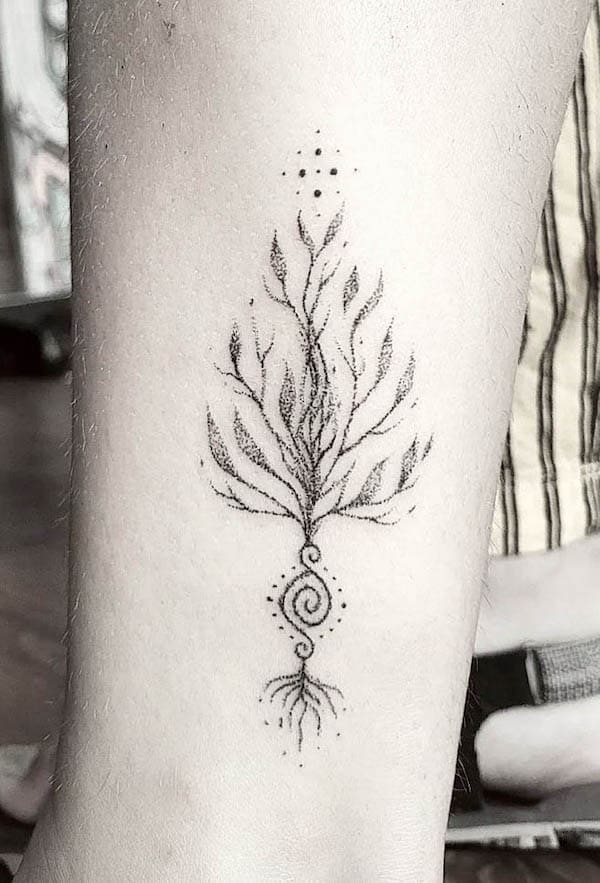 Semplice tatuaggio dell'albero della vita di @art.of.lua