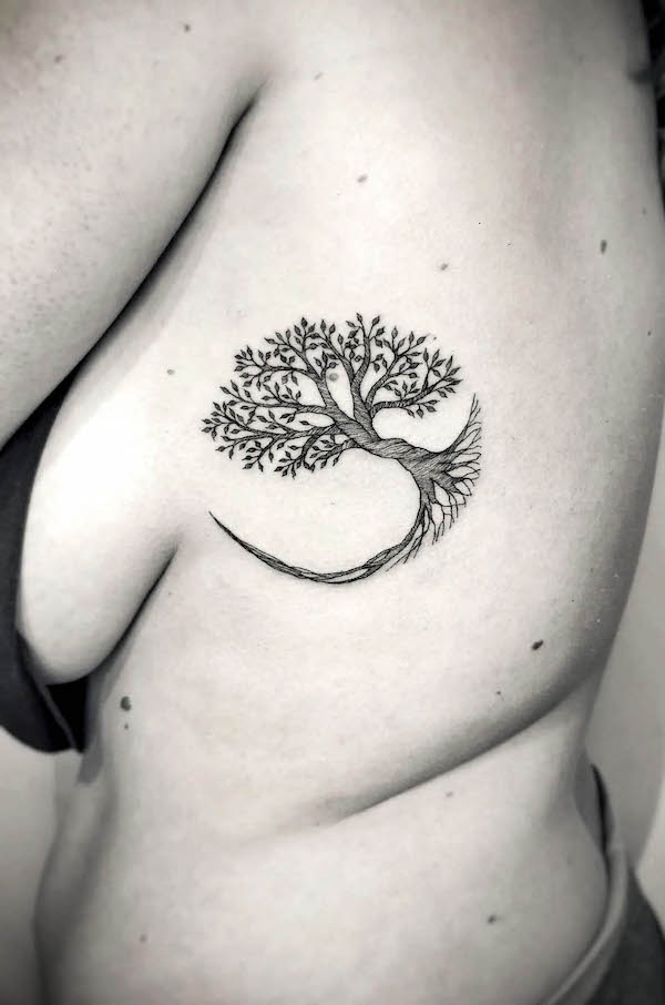 Tatuaggio con costole dell'albero della vita di @phuphi_artwork