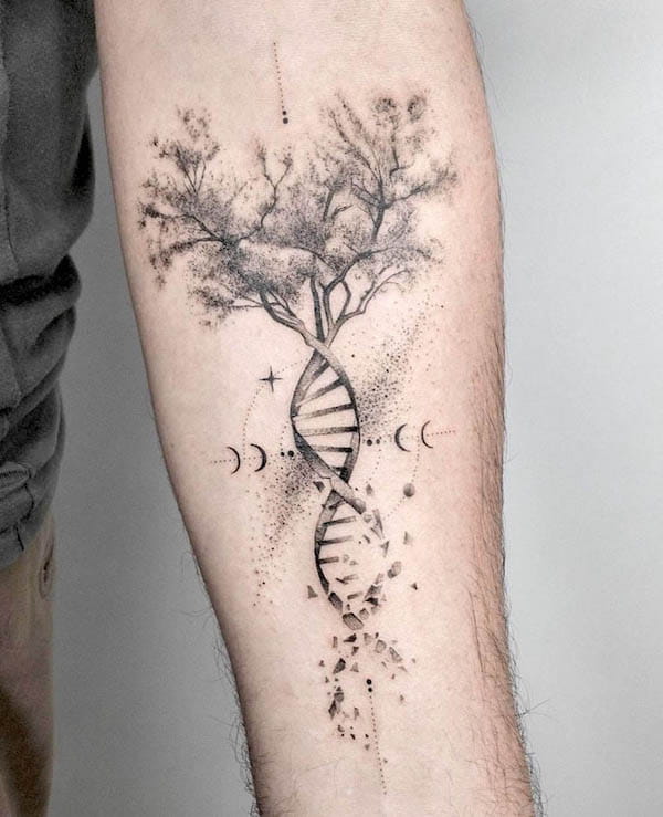 Tatuaggio creativo sull'albero della vita di @klax.tattooer