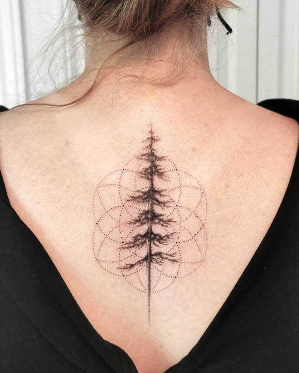Tatuaggio femminile con albero di @caroline.cloutier.art