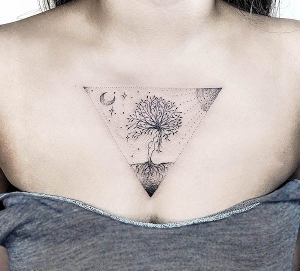 Tatuaggio a triangolo dell'albero della vita di @nothingwildtattoo