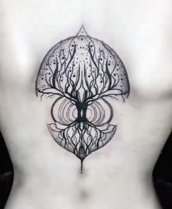 Tatuaggio creativo sulla schiena dell'albero della vita di @reka.ferenczi.ink_