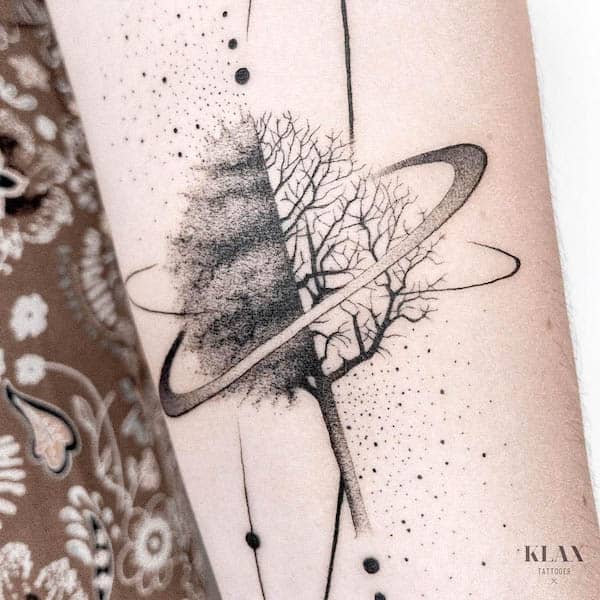 Tatuaggio dell'avambraccio con l'albero della vita di @klax.tattooer