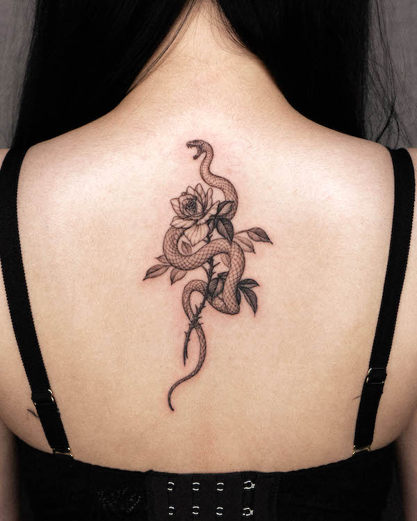 Serpente e fiori di @tattooer_intat