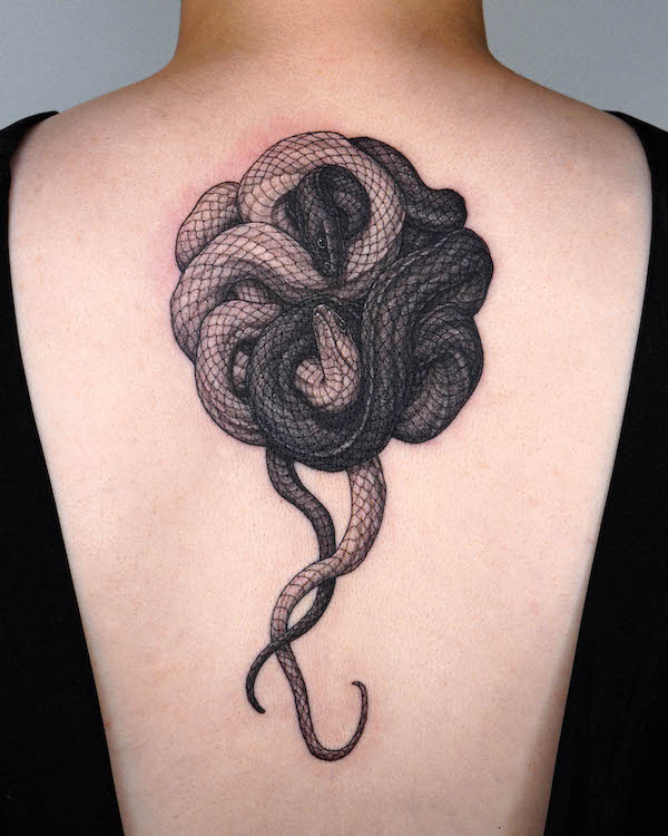 Tatuaggio del serpente Yin e Yang di @tatuatore_intat