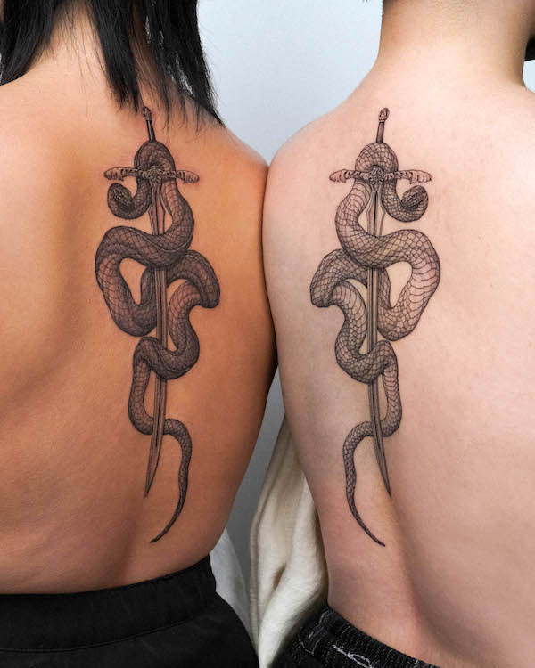 Tatuaggi abbinati sulla schiena a forma di serpente di @tatuatore_intat