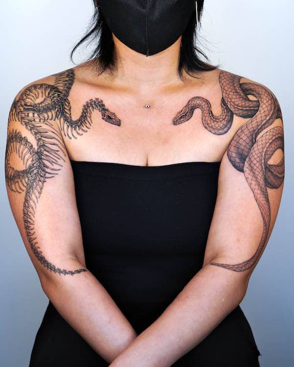 Serpenti e scheletri sulle spalle di @tattooer_intat