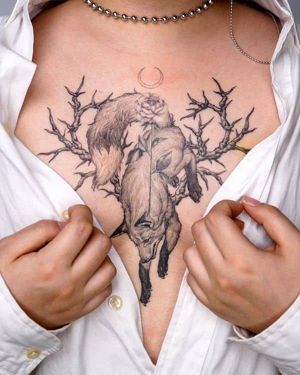 Tatuaggio sul petto con volpe di @tattooer_intat