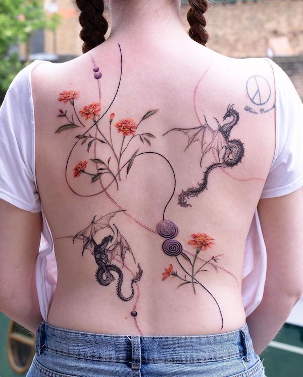 Draghi e fiori tatuati sulla schiena da @tattooer_intat