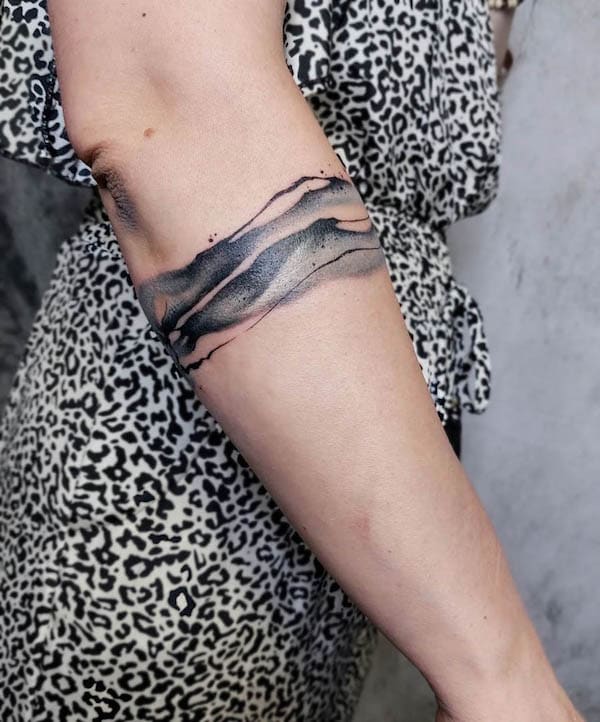Tatuaggio con bracciale ad acquerello di @le_russe_du_futur
