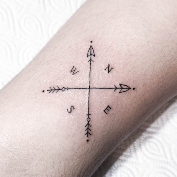 Tatuaggio semplice con bussola di @bazictattoo