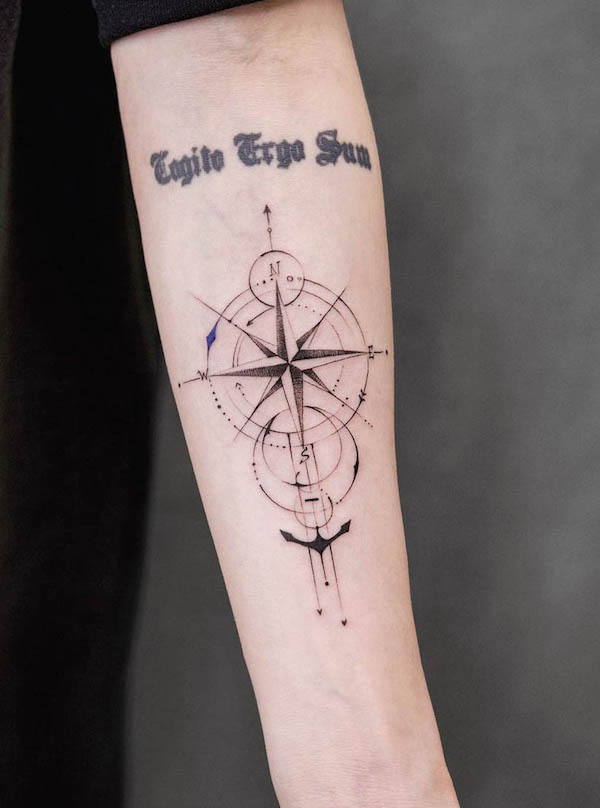 Tatuaggio geometrico con bussola e ancora di @chenjie.newtattoo
