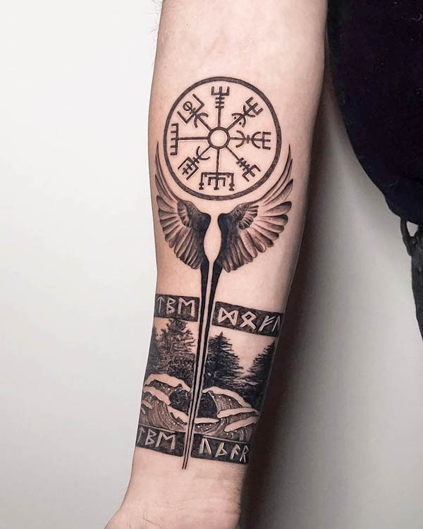 Tatuaggio bussola nordica e ali di @ivanruotolo.ink