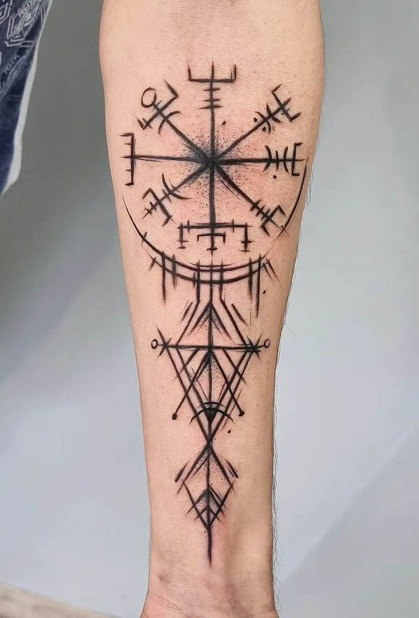 Tatuaggio geometrico con bussola vichinga di @monia.ink