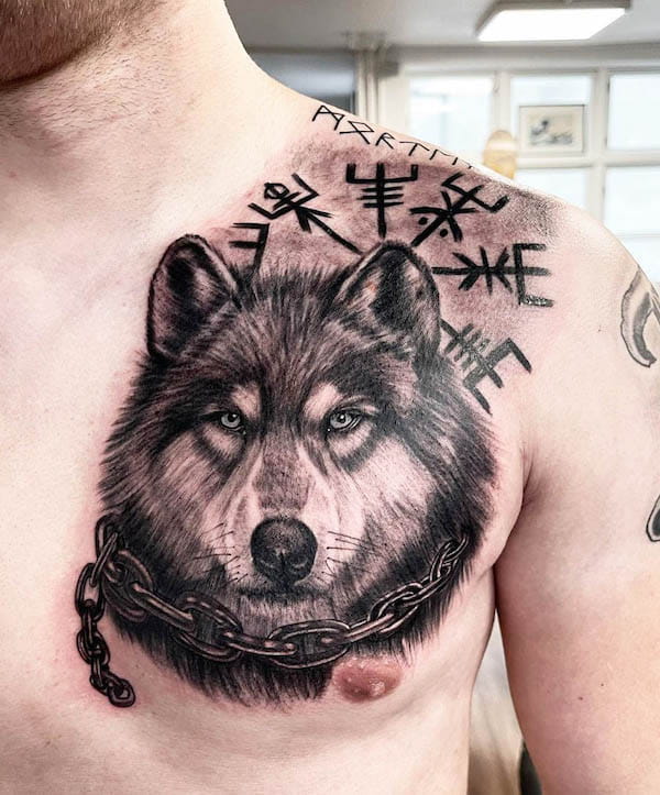 Tatuaggio del petto del lupo con bussola nordica di @tattoobyrosie