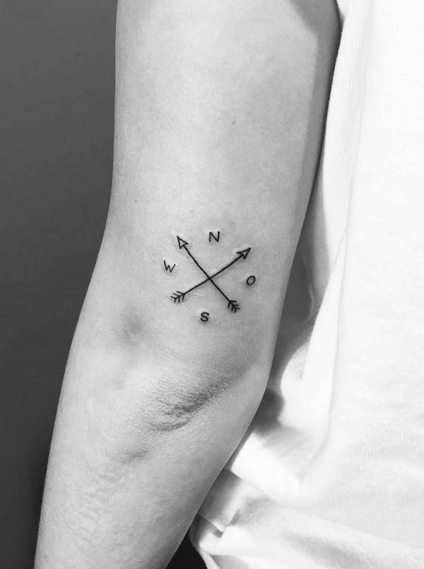 Piccolo e semplice bussola tatuata sul gomito da @albatattooi