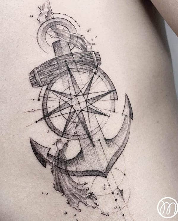 Tatuaggio con ancora e bussola di @min_tattoo