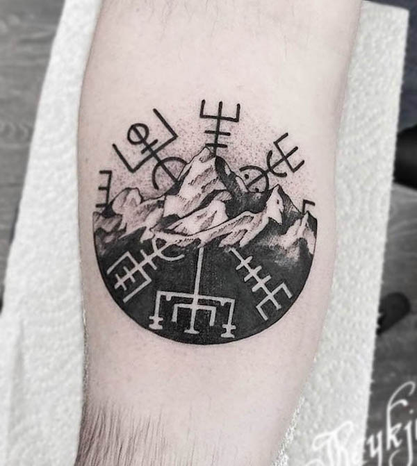 Tatuaggio della bussola vichinga di @reykjavikink