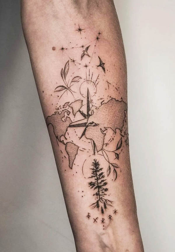Mappa e bussola tatuata da @linawhitetattoo