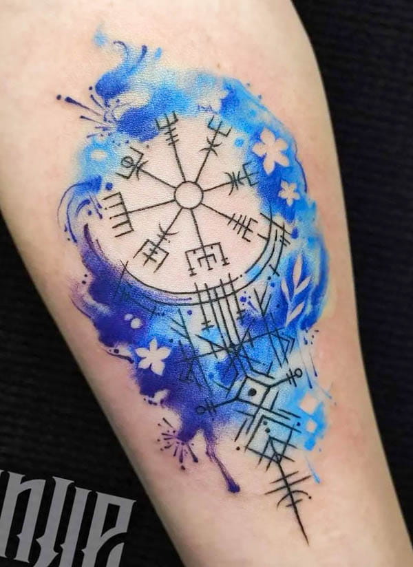 Tatuaggio con bussola ad acquerello di @wenjie_tattoo