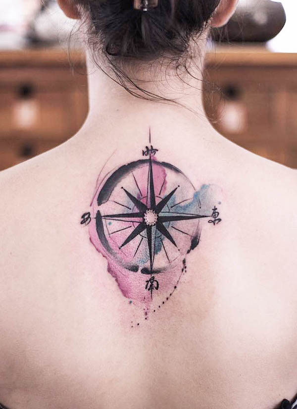 Tatuaggio con bussola acquerellata di @chenjie.newtattoo