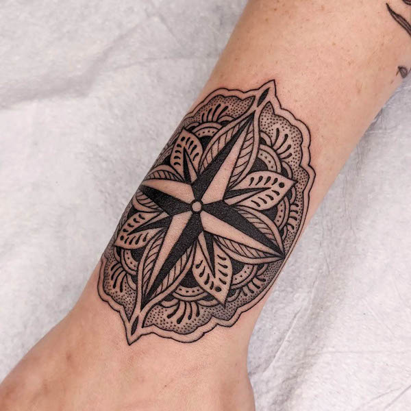 Tatuaggio mandala bussola da polso di @charlodarko