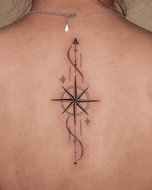 Tatuaggio con freccia e bussola sulla schiena di @tattooer_jina