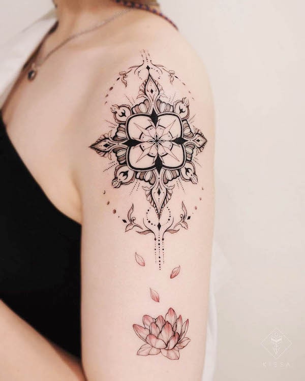Tatuaggio mandala ornamentale con bussola di @kissa.tattoo