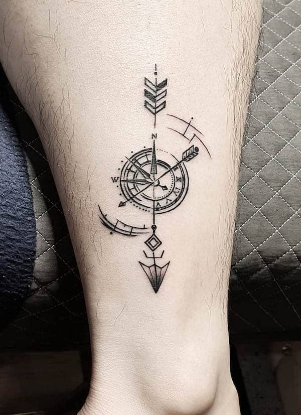 Il tatuaggio della freccia della bussola di @woongbi_tattoo