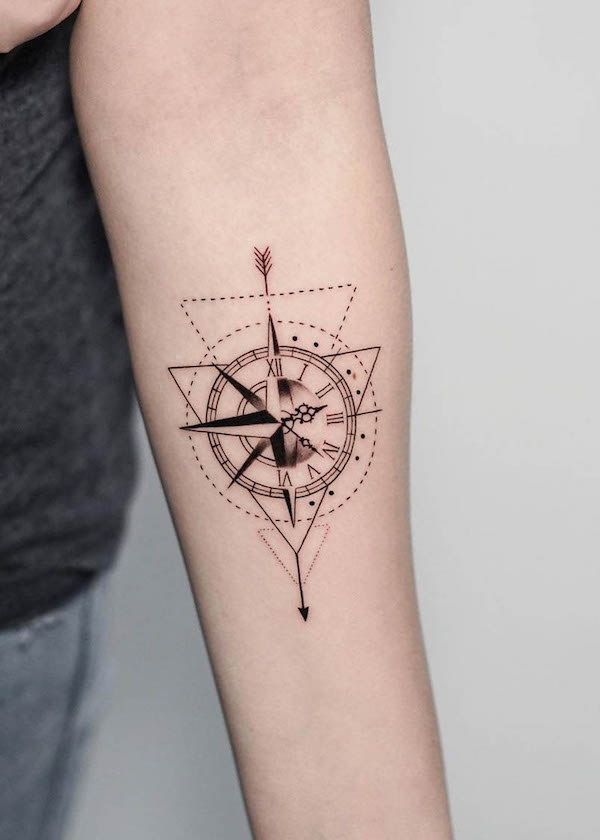 Tatuaggio con bussola geometrica di @blindreasontattoo