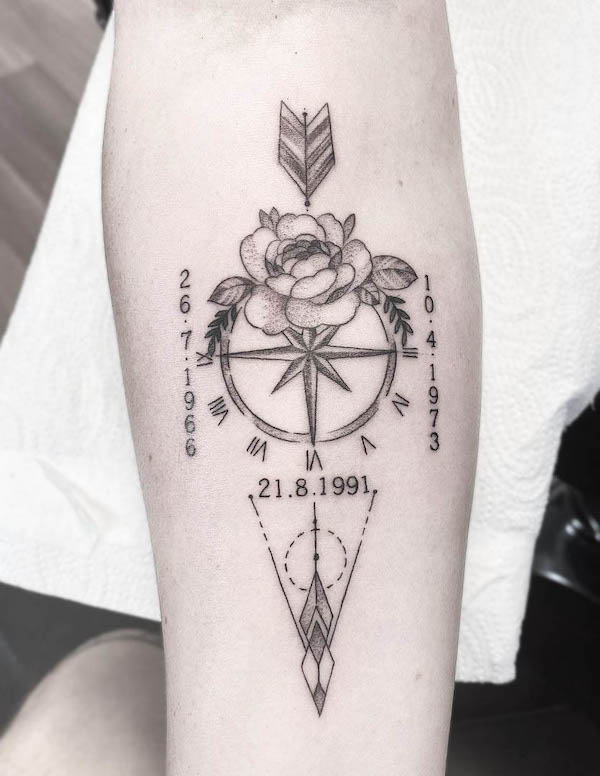 Tatuaggio con rosa e bussola di @tomstattooeckla