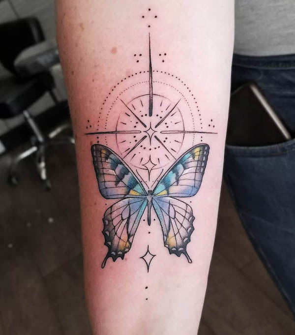Tatuaggio con farfalla e bussola di @sallystattoo