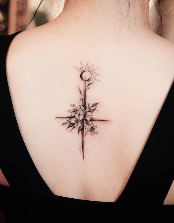 Tatuaggio femminile con bussola floreale di @sukza__art