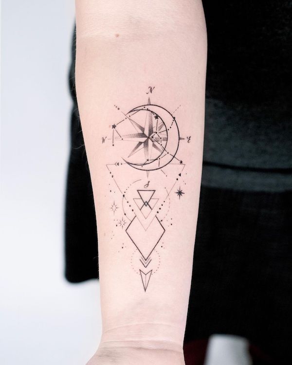 Tatuaggio sull'avambraccio con luna e bussola di @boratattoo