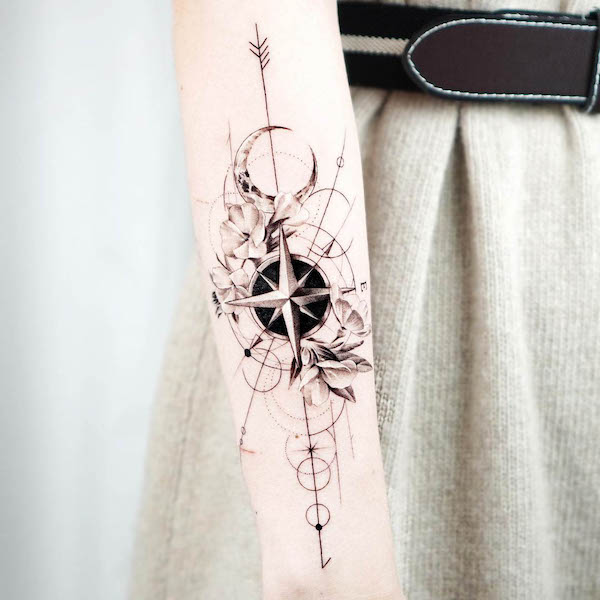 Tatuaggio realistico con bussola per donne di @tattooist_bae