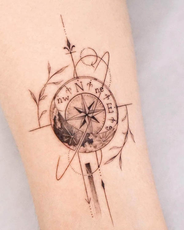 Tatuaggio della bussola lunare di @tattooist_giho