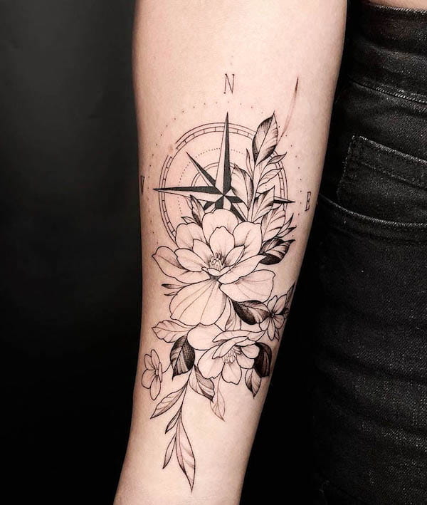Tatuaggio intricato di bussola per donne da @carolsanatattoos