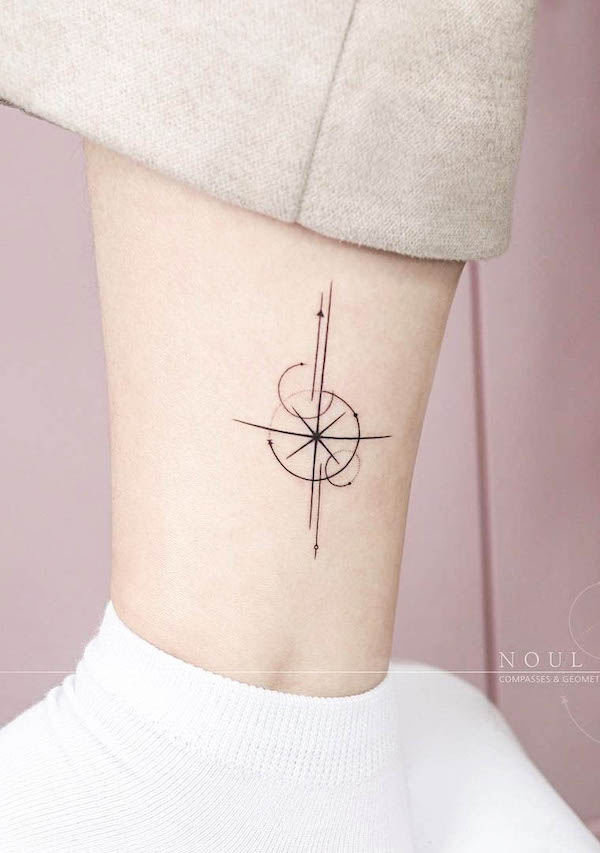 Tatuaggio della caviglia con bussola di @noul_tattoo