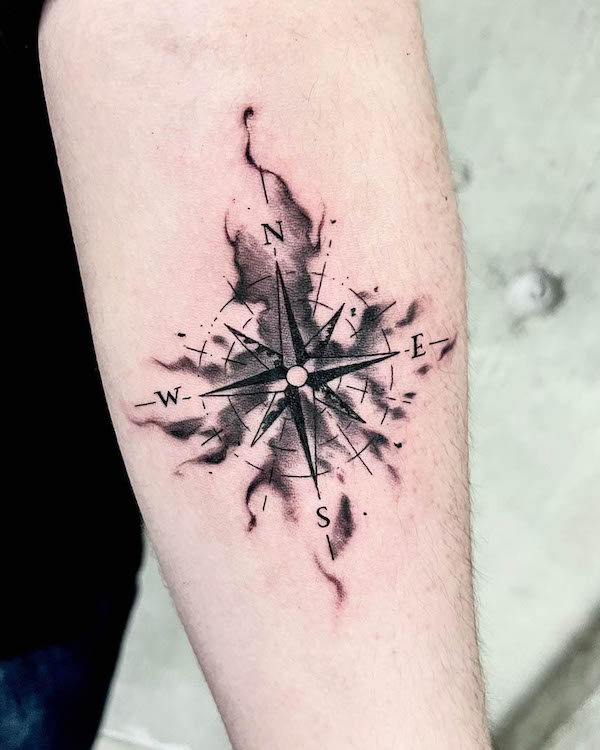 Tatuaggio con fiamme e bussola di @222_tattoo