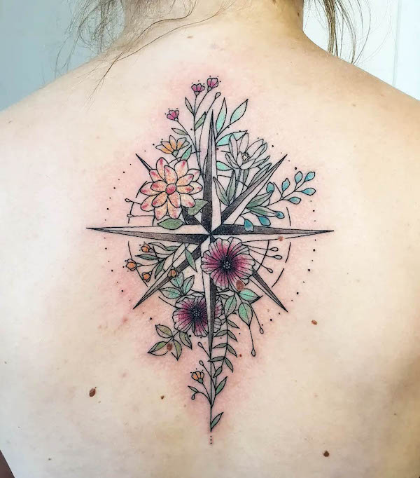 Tatuaggio bussola floreale di @stephanie_tomschitz