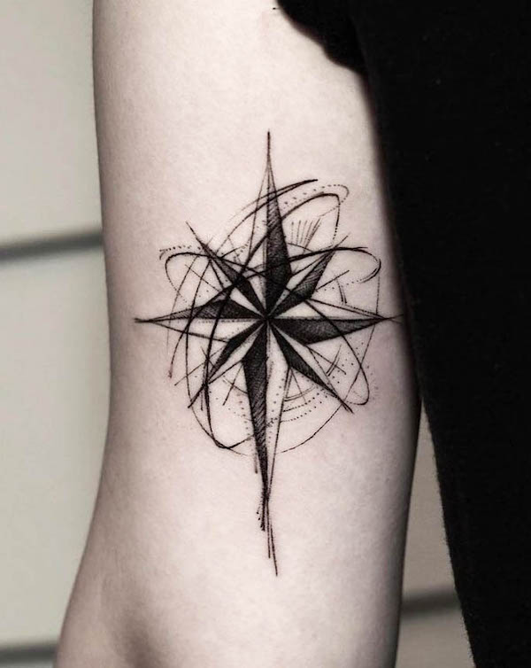 Bussola astratta tatuata da @ll3.tattoo