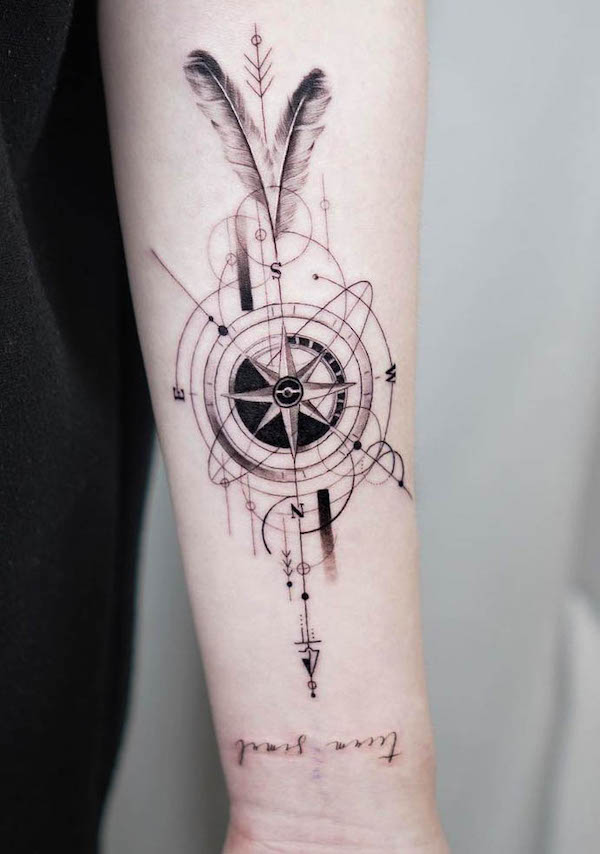 Tatuaggio con bussola e piume di @tattooist_bae