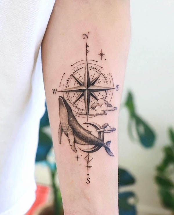 Tatuaggio con bussola e balena di @xiso_ink