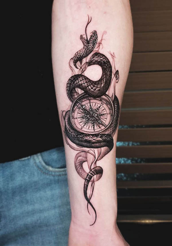 Tatuaggio con bussola e serpente di @tattooer_jp