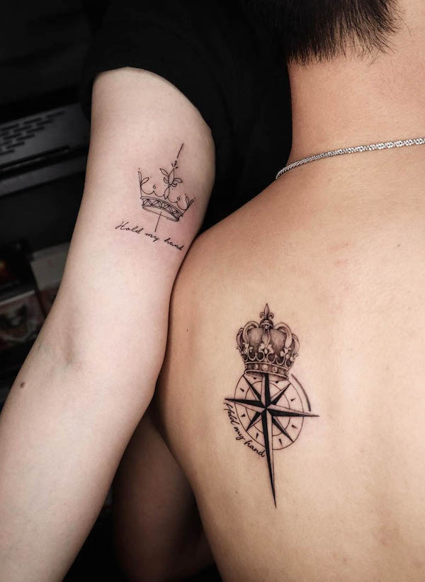 Tatuaggio con corona e bussola di @ian_tattooer