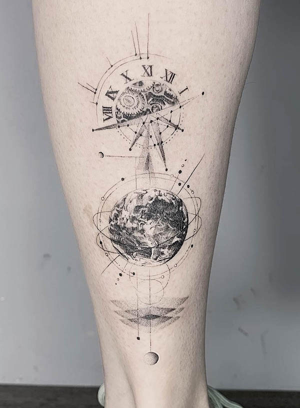 Tatuaggio intricato con bussola e mappamondo di @min_tattoo