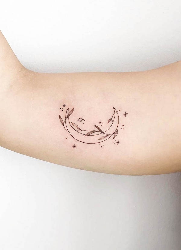 Tatuaggio del bicipite con luna a foglia di @denizinks